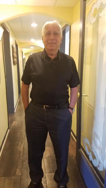 Dr. Raul Neumann DDS - General dentist in Elgin, IL